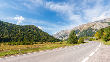 Fototapeta na wymiar Landstrasse nach Mariazell in der Steiermark, Österreich