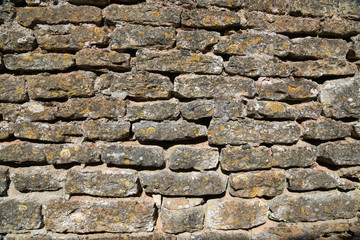 Mediterrane Gartengestaltung: Alte Bruchsteinmauer