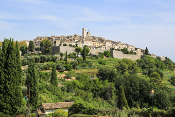 Fototapeta na wymiar Frankreich, Provence, Cote d´azur: Blick auf das mittelalterliche Künstlerdorf Saint-Paul-de-Vence