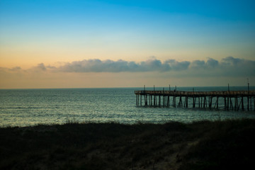 Obraz premium pier and ocean at sunrise
