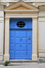 Provence: Altbaufassade mit blauer Haustür