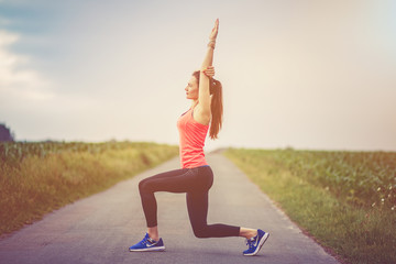 hübsche Frau bei einer Yoga Übung