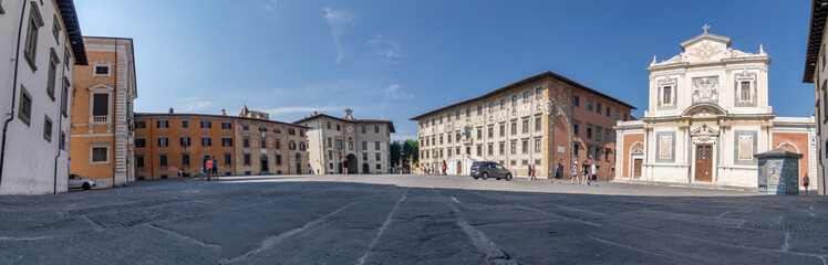 Fototapeta na wymiar Panoramic view of the Piazza dei Cavalieri from the ground