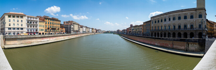 Obraz premium Panoramic view of the Arno river from the Ponte di Mezzo, Pisa