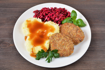 kotlety mielone z ziemniakami, sosem i surówką