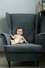 Bebé sentado en sillón orejero 05