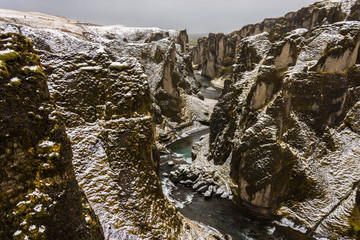 Fototapeta na wymiar Paisaje de montañas nevadas en Islandia