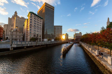 Obraz premium Providence, Rhode Island, Stany Zjednoczone - 25 października 2018: Malowniczy widok na piękne, nowoczesne centrum miasta podczas tętniącego życiem zachodu słońca.