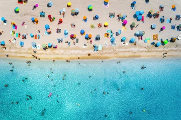 Fototapeten Luftaufnahme des Sandstrandes mit bunten Sonnenschirmen, schwimmende Menschen in der Meeresbucht mit transparentem blauem Wasser am sonnigen Tag im Sommer. Reisen Sie auf Mallorca, Balearen, Spanien. Ansicht von oben. Meereslandschaft © den-belitsky