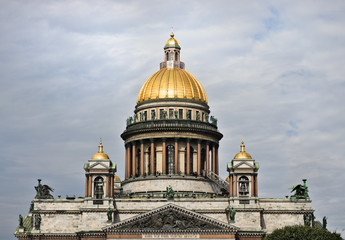 Obraz premium Saint Isaac's Cathedral in St. Petersburg frontal symmetric view, Russia.