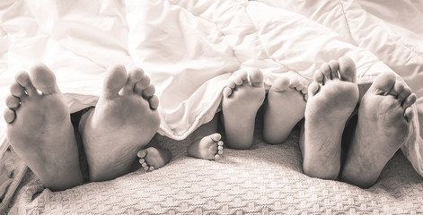 Füße einer Familie mit Baby, sepia