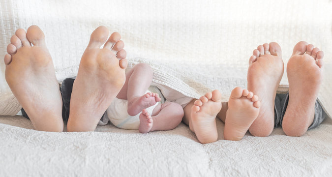 F&uuml;&szlig;e einer Familie, Baby mit Windel