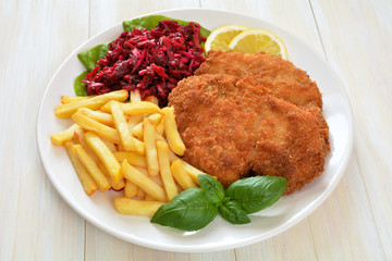 kotlet z frytkami i surówką