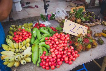 Händerlin bietet ihr Obst auf einem Markt in Thailand an