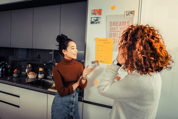 Two roommates speaking about their obligations in cleaning