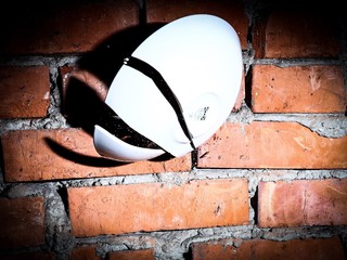 Teller an die wand werfen