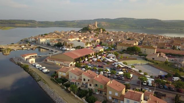 Vue a&eacute;rienne de Gruissan et du march&eacute; matinal