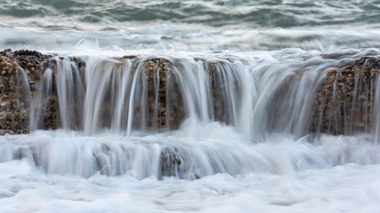 Wasser läuft über Steinstufen