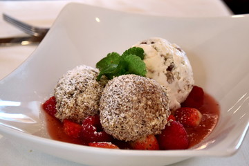 Topfenknödel mit Walnusseis und Waldfrüchten