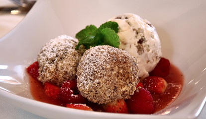 Topfenknödel und Walnusseis auf Erdbeeren und Himbeeren - leckere Nachspeise