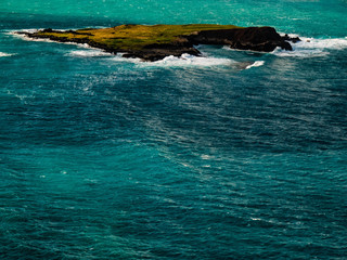 Naklejka premium Rough Seas on Kaohikaipu Island, Oahu, Hawai'i