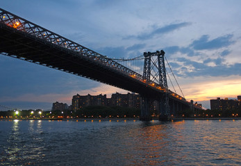 Naklejka premium The bridge of manhattan. East River towards Brooklyn, New York.