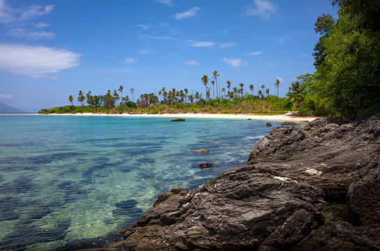 El Nido landscape, with Rocky Beach and Palm Trees - Palawan, Philippines