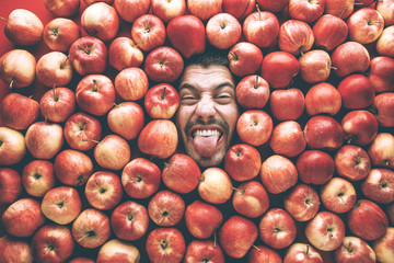 Mann mit Äpfeln , Konzept für Lebensmittelindustrie. Gesicht von lachenden mann  in Apfel Fläche.