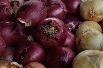 Mixed onions in the market