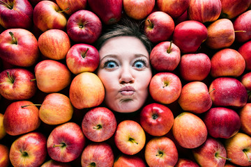 Frau mit Äpfeln , Konzept für Lebensmittelindustrie. Gesicht von lachende Frau in Apfel flache.