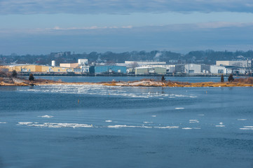 Fototapeta na wymiar Icy January morning on the Acushnet River