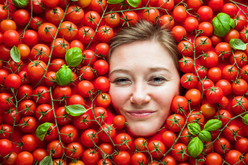 Frau mit Tomaten , Konzept für Lebensmittelindustrie. Gesicht von lachende Frau in Tomaten flache.