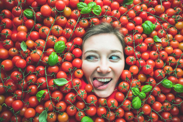 Frau mit Tomaten , Konzept für Lebensmittelindustrie. Gesicht von lachende Frau in Tomaten flache.