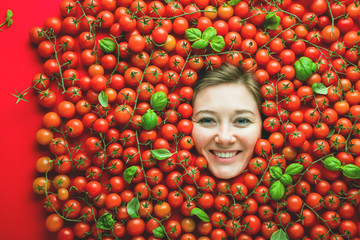 Frau mit Tomaten , Konzept für Lebensmittelindustrie. Gesicht von lachende Frau in Tomaten flache.