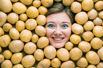 Frau mit Kartoffeln , Konzept für Lebensmittelindustrie. Gesicht von lachende Frau in Kartoffel...
