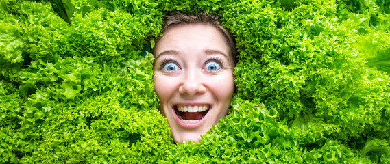 Frau mit Salat , Konzept für Lebensmittelindustrie. Gesicht von lachende Frau in Salat flache.