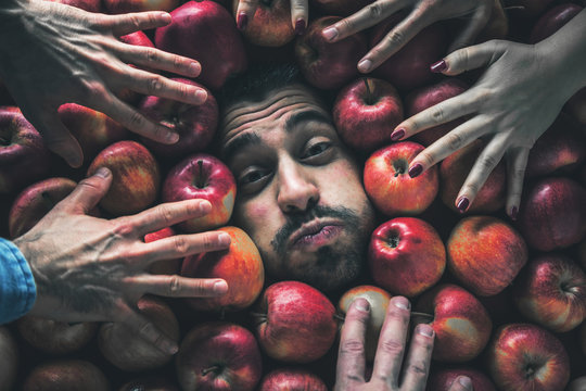Mann mit Äpfeln , Konzept für Lebensmittelindustrie. Gesicht von lachenden mann  in Apfel Fläche.