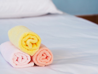 Obraz na płótnie Canvas colorful towels on bed