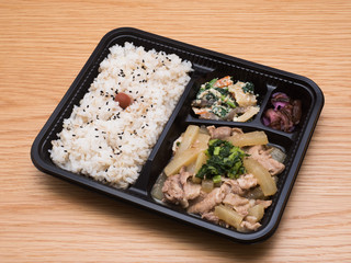 豚肉と大根の炒め物の弁当（麦ご飯）