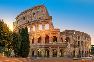 Naklejka premium Koloseum w Rzymie. Słynne Koloseum o wschodzie słońca w Rzymie, Włochy,
