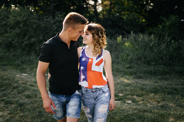 Obraz premium Portrait of a happy young couple enjoying a day in the park together