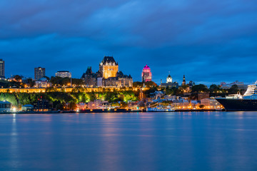 Obraz premium Night view of the Quebec city skyline with Fairmont Le Château Frontenac