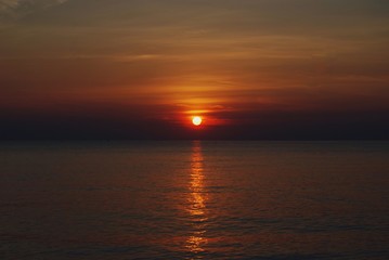 Fototapeta na wymiar Sea view at sunrise. 