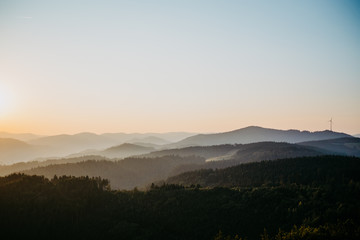 Blick über die Hügel und Berge des Kinzigtal im Schwarzwald bei Sonnenaufgang