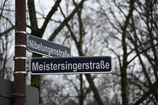 Stra&szlig;enschilder in Bayreuth: Meistersingertrasse und Nibelungenstra&szlig;e