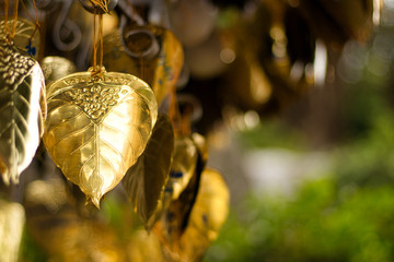 Hängende goldene Blätter in einem buddhistischen Tempel