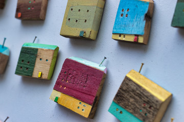 Bunt bemalte Miniatur Holzhäuser
