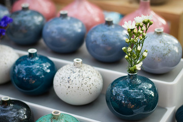 Miniaturblumenvasen aus Keramik in blau, weiß