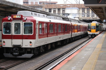 Fototapeta premium Pociąg kursujący w Japonii. Pociąg Kintetsu