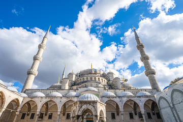 Fototapeta na wymiar Sultan Ahmed or Blue mosque in Istanbul, Turkey